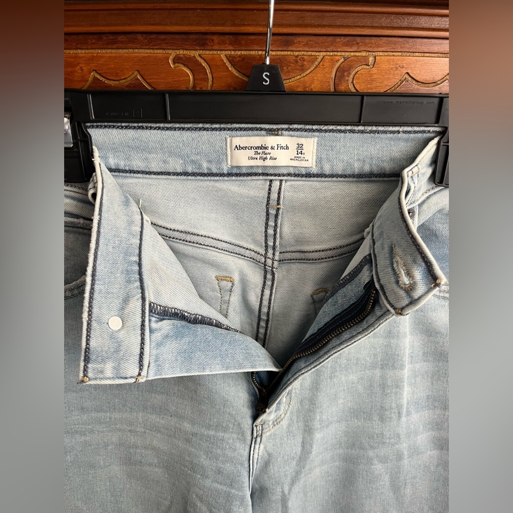 Abercrombie the flare ultra high rise jean / size 32 / light wash denim /